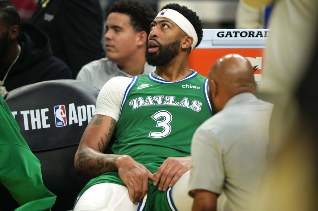 Mavericks F Anthony Davis (groin) exits game vs. Warriors